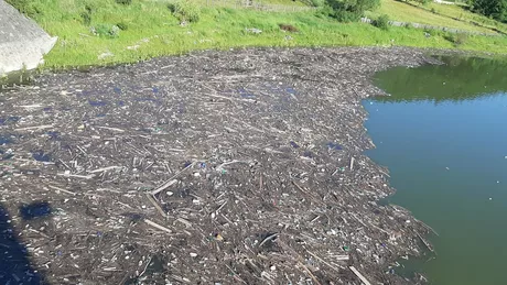 Deşeuri pe Lacul Bicaz deşi ani la rând s-au curăţat tone de gunoi - FOTO