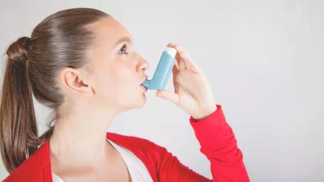 Astmul și alergiile sunt mai frecvente la adolescenții care se culca târziu