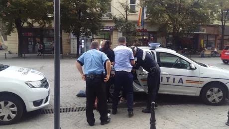 Scene violente în centrul Iaşului Imagini cu o femeie luată pe sus de un grup de poliţişti Exclusiv - FOTO VIDEO