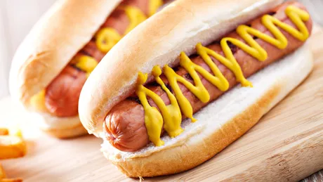 Cantitatea maximă de hotdogi pe care un om o poate mânca în 10 minute