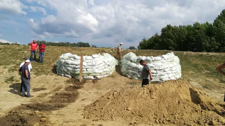 AN Apele Române ia măsuri de protecție împotriva inundațiilor pe râul Prut Au fost construite diguri din saci pentru protejarea localităților
