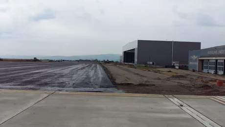 Ultima sută de metri a lucrărilor de pe Aeroportul Internațional Iași. Se toarnă beton pe platforma de parcare a avioanelor - FOTO