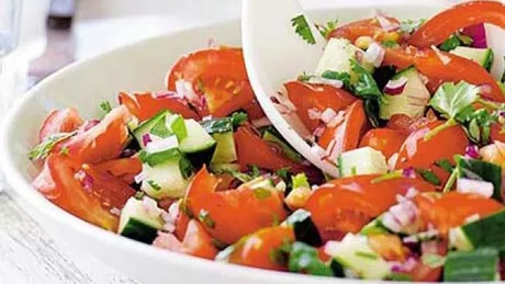 Cum se prepară salata cu roşii castraveţi şi pătrunjel
