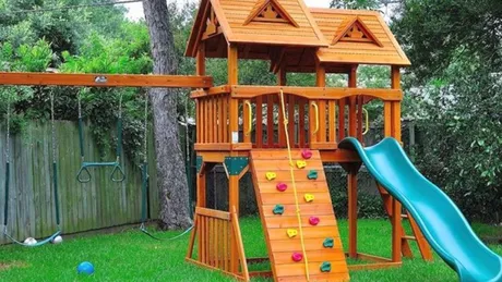 Municipalitatea modernizează alte 28 de spații de joacă pentru copii
