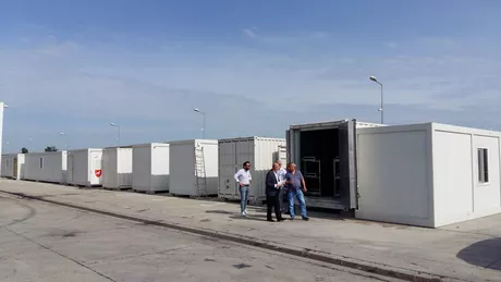 Au ajuns noi containere pentru Spitalul mobil de la Lețcani. Deficiențele de la platforma pietruită nu au fost remediate - FOTO