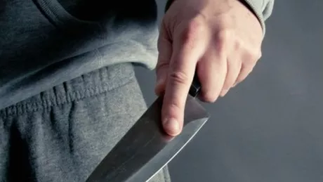Incident violent în Iași. Un hoț s-a tăiat cu cuțitul atunci când a fost prins de paznici
