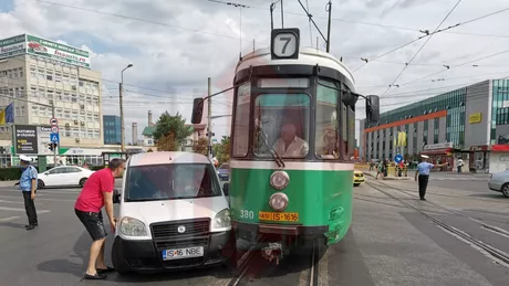 Accident rutier în Iași. A fost implicat un tramvai - FOTO