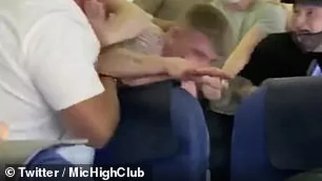 Bătaie în avion după ce doi pasageri nu au vrut să poarte mască  FOTO