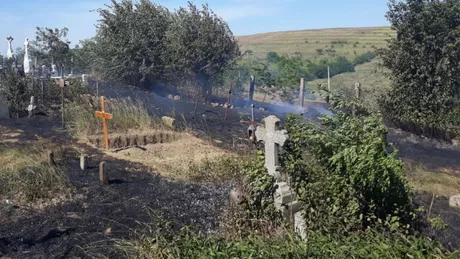 Incendiu în cimitirul din orașul Hârlău. Pompierii de la ISU Iași s-au luptat ore întregi cu flăcările care afectau mormintele