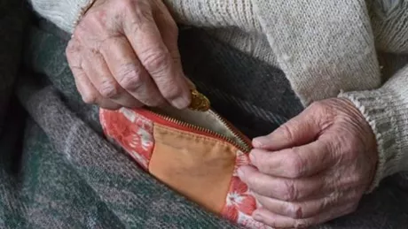 Ce a păţit o pensionară într-un market din Târgu Mureş. Aceasta a fost ajutată cu bani de o străină la casa de marcat