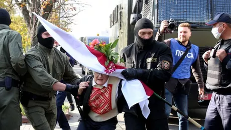 O bătrână de 73 de ani a fost reţinută de autorităţi în timpul protestelor din Belarus