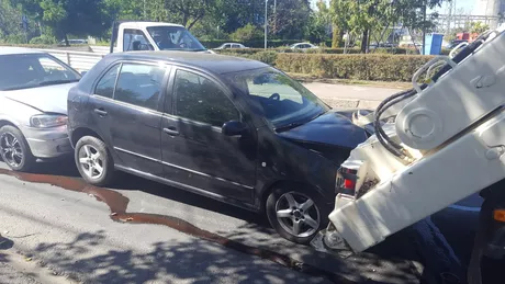 Carambol în Baza 3. Şase maşini s-au izbit într-o autoutilitară - FOTO VIDEO