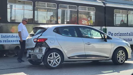 Accident rutier la Iaşi. Un autoturism a intrat în coliziune cu un tramvai EXCLUSIV - FOTO