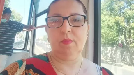 O asistentă medicală s-a pozat fără mască în tramvai în Bucureşti. Mesajul ei a provocat isterie pe internet