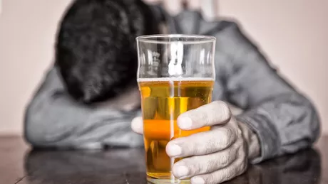 Pierderea cunostintei din cauza alcoolului dubleaza riscul de demență