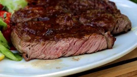 Carne roșie prajita la temperaturi inalte duce la boli de inimă