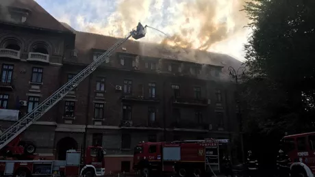 Incendiu puternic la un hotel din Capitală. Pompierii au intervenit cu 14 autospeciale