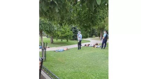 Rromii care au făcut circ în curtea Mitropoliei au fost reţinuţi de oamenii legii - VIDEO