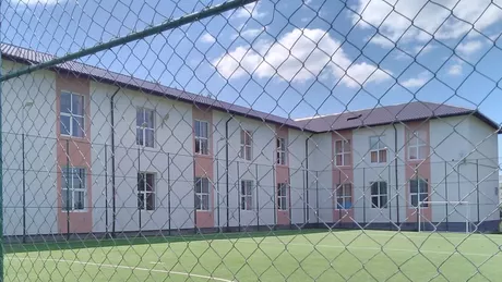 Situație dramatică într-o școală din județul Iași. La Voinești conducerea unității de învățământ are COVID-19