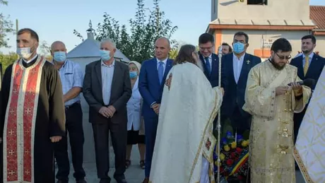 ÎPS Teofan Mitropolitul Moldovei şi Bucovinei a sfinţit o biserică din localitatea Româneşti. Europarlamentarul Rareş Bogdan şi ministrul Costel Alexe au participat la Liturghia religioasă - FOTO