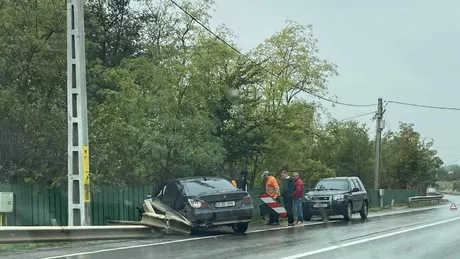 Accident rutier cu o victimă într-o localitate din Iaşi. Un BMW a intrat într-un parapete EXCLUSIV