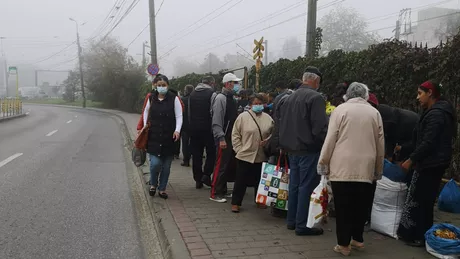 A început sezonul ciupercilor. Aglomeraţie lângă Piaţa Alexandru oamenii se îmbulzesc şi masca de protecţie e doar o amintire - FOTO