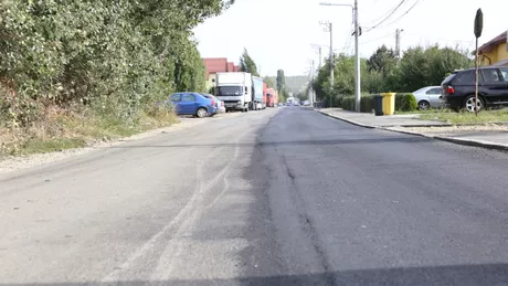 Culmea asfaltării în România Autorităţile au asfaltat doar jumătate de stradă Cum s-a întâmplat asta