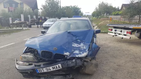 Accident rutier în localitatea ieşeană Dumbrava. A fost implicat un BMW cu volan pe dreapta - EXCLUSIV