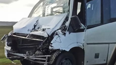 Accident rutier la Vaslui. Un microbuz cu pasageri şi un TIR au intrat în coliziune - FOTO