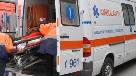 Un bărbat a murit pe stradă lângă spital cu trei ambulanţe alături