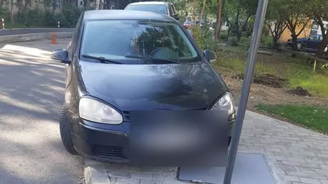 Mașinile parcate pe trotuarele din Iași sunt luate în vizor de autorități. Polițiștii locali aplică amenzi pe bandă rulantă șoferilor care parchează neregulamentar