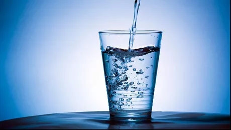 Cum vă poate ajuta apa rece să slăbiți