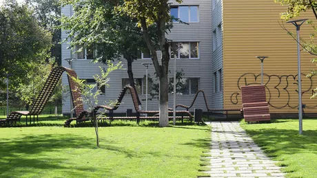Studenții universității dau viață campusului în Tudor Vladimirescu s-a inaugurat un parc cu mobilier urban unic în Iași conceput integral de studenți - FOTO