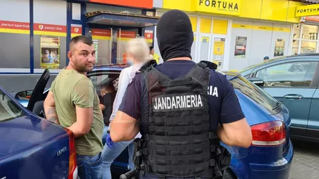 Soț și soție din Iași acuzați de trafic de droguri Cei doi prinși în flagrant de mascați La percheziție câinele-polițist a găsit canabis într-o noptieră GALERIE FOTO  VIDEO