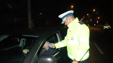Un şofer băut din Galaţi a adormit la volan în timp ce era controlat de poliţişti