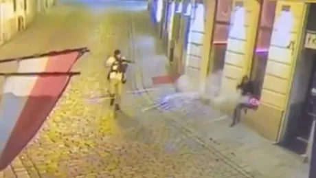 Momentul în care doi teroriști împușcă un om nevinovat pe o stradă din Viena.   UPDATE  VIDEO  ATENȚIE IMAGINI EXPLICITE
