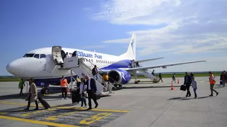 Calvar pentru clienții Blue Air Oamenii au plătit sute de euro pentru biletele de avion care au fost anulate. Deși compania low-cost din România a recuperat banii de la stat clienții nu au văzut niciun leu înapoi