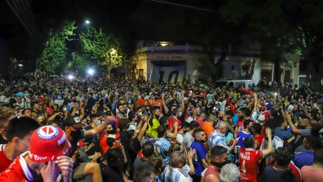 Mii de fani s-au adunat pentru a-i aduce un omagiu lui Diego Maradona - VIDEO