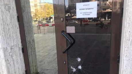 Scene șocante la Judecătoria Iași Un individ a spart ușa cu un ciocan și a fost luat pe sus de mascați Omul a venit cu banii în pungă să plătească ce a distrus FOTO
