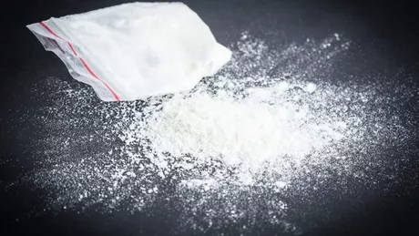 Mascații l-au pus pe burtă Ieșeanul a fost prins cu zeci de doze de heroină asupra lui Individul este nevoit să dea socoteală pentru trafic de droguri