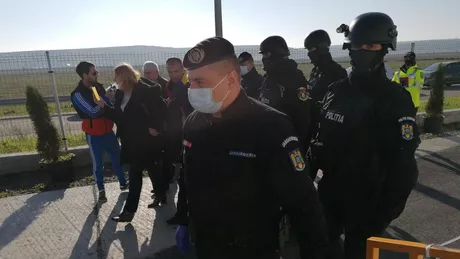 Mascații au intervenit la Spitalul mobil de la Lețcani. Circ făcut de o avocată din București la unitatea medicală - LIVE VIDEO GALERIE FOTO UPDATE