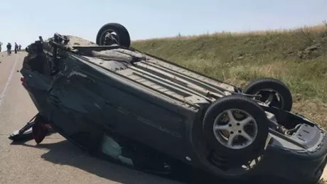 Accident spectaculos într-o localitate din Iași A ajuns cu mașina pe cupolă Șoferul profesionist prins beat-criță la volanul autoturismului neînmatriculat după impact a dat vina pe COVID-19