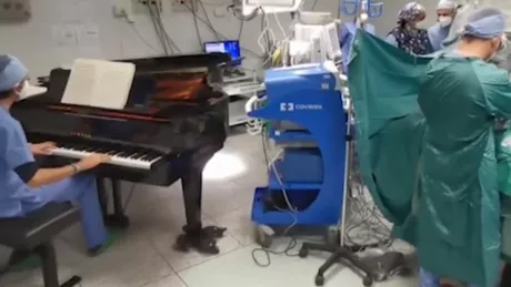 Medicii din Italia au operat de cancer un copil de 10 ani în timpul unui concert de pian - VIDEO