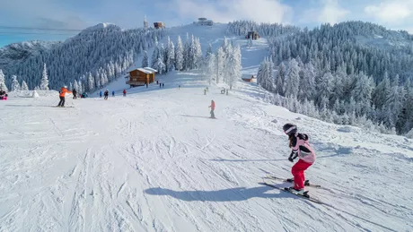 Pârtiile de schi din România sunt pregătite de deschidere. Turiștii obligați să poarte masca de protecție