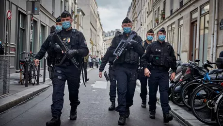 Un bărbat care se plimba cu o macetă pe străzile Parisului arestat de poliţie - FOTO