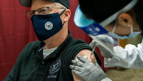 Șeful Pentagonului anunță că se vaccinează public împotriva Covid-19