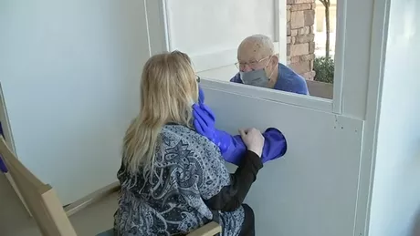 Un grup de cercetași au inventat ușa de îmbrăţişări anti-COVID-19 Bătrânii pot fi îmbrăţişaţi fără niciun risc