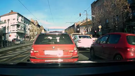 Un pieton a fost lovit din plin de către un taximetrist din Cluj-Napoca Accidentul a fost surprins de camera de bord a unui alt participant la trafic - VIDEO
