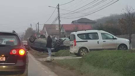 Accident rutier în localitatea Tomeşti. Un autoturism s-a răsturnat - EXCLUSIV
