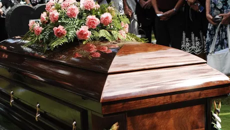 Dublă tragedie. O femeie din Suceava a murit în biserică la înmormântarea propriului soț
